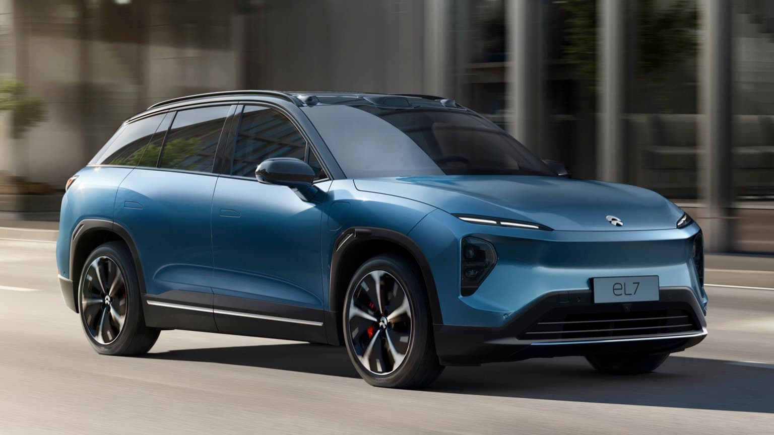 une voiture bleue sur la route