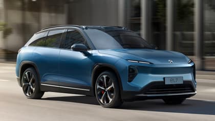 une voiture bleue sur la route