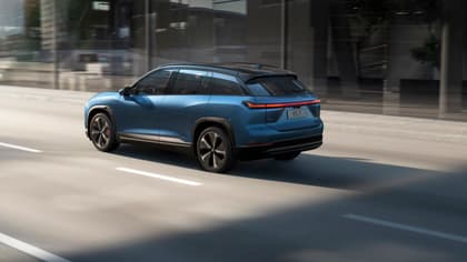 une voiture bleue roulant sur une route