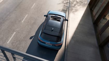 une voiture sur la route
