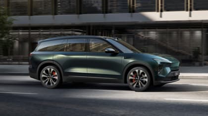 une voiture sur la route
