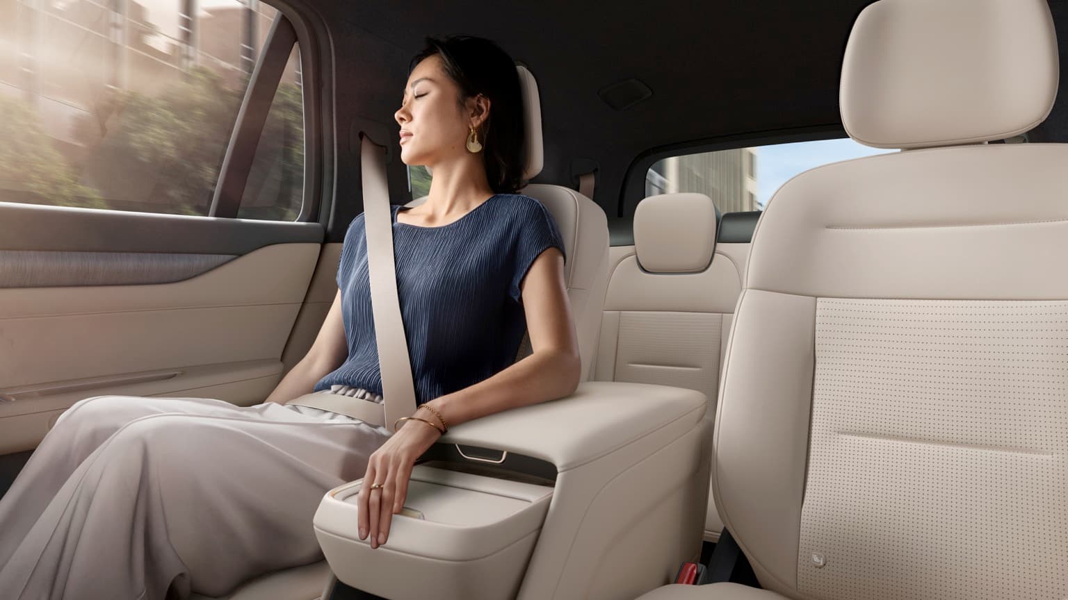 une femme dormant dans une voiture