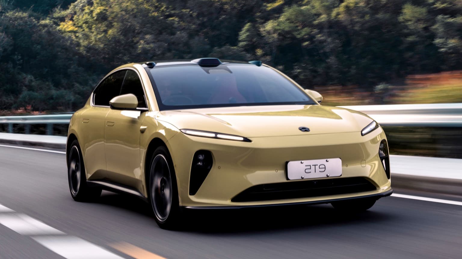une voiture jaune roulant sur une route