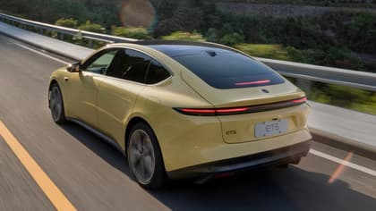 une voiture jaune sur une route