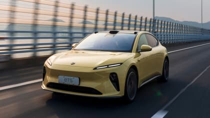 une voiture jaune roulant sur une route
