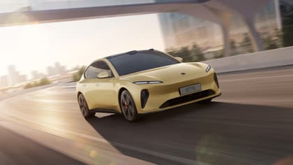 une voiture jaune roulant sur une route