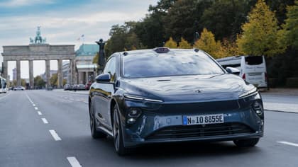 une voiture noire sur la route