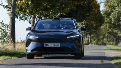 une voiture noire roulant sur une route