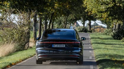 une voiture noire sur une route