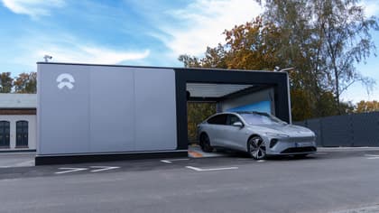 une voiture garée dans un garage