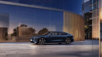 une voiture garée à l'extérieur d'un bâtiment