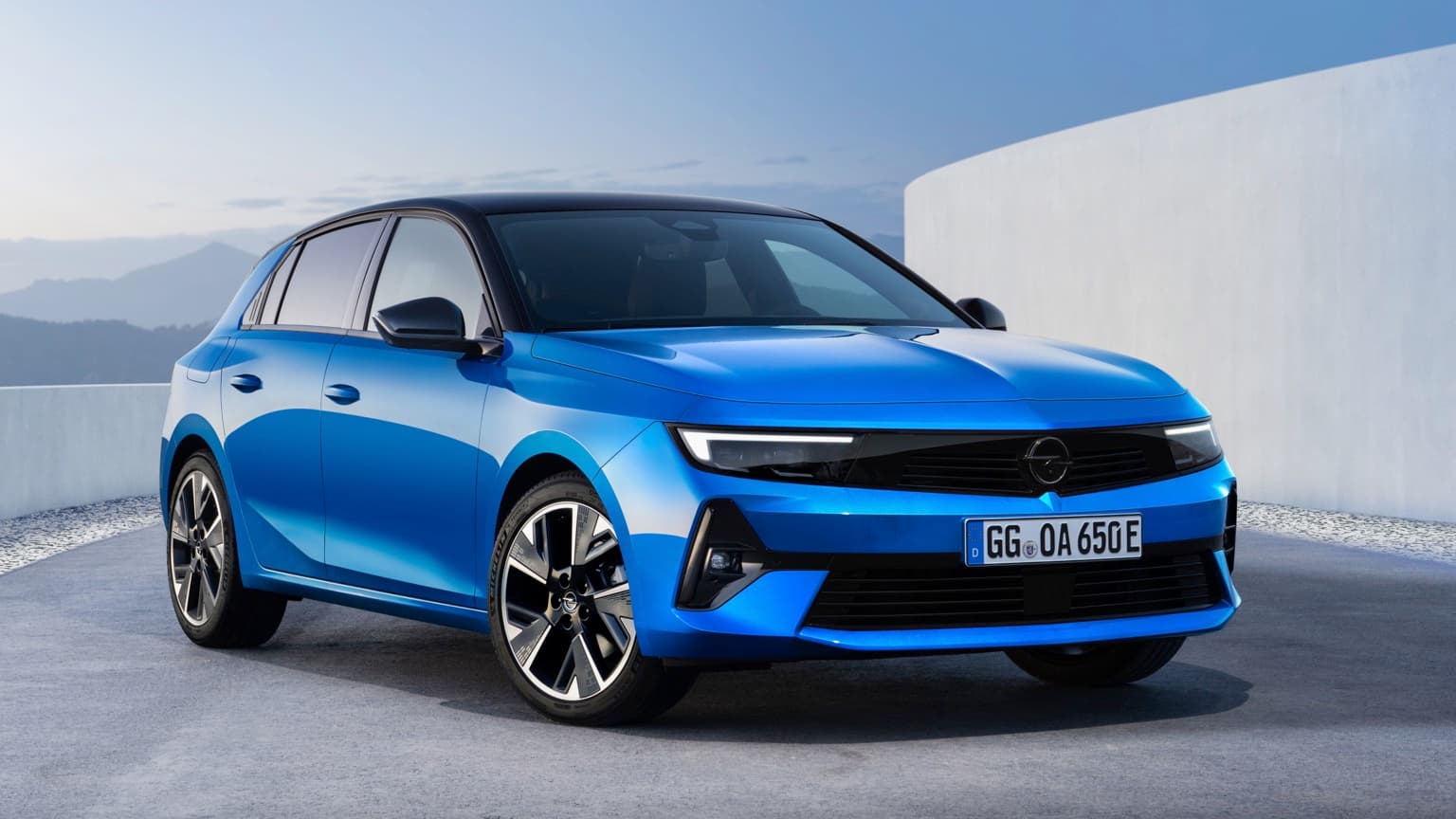 une voiture bleue garée sur une surface en béton