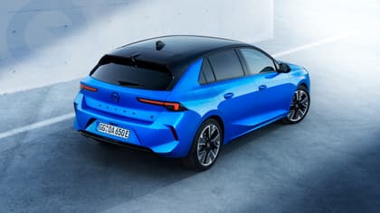 une voiture bleue garée sur le trottoir