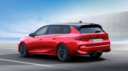 une voiture rouge sur une route
