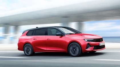 une voiture rouge roulant sur une route