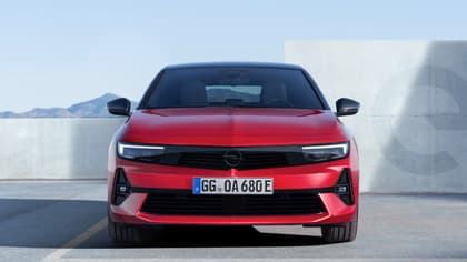 une voiture rouge garée dans un parking