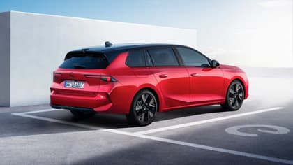 une voiture rouge garée dans un parking