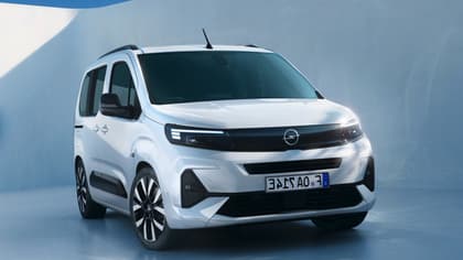 une voiture blanche garée devant un mur bleu
