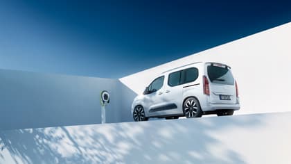 une camionnette blanche garée dans un parking