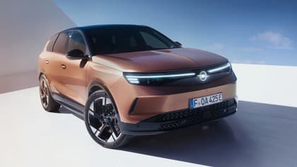 une voiture brune garée sur une surface blanche