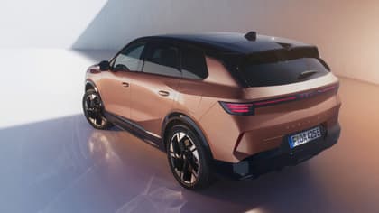 un suv marron garé dans une pièce