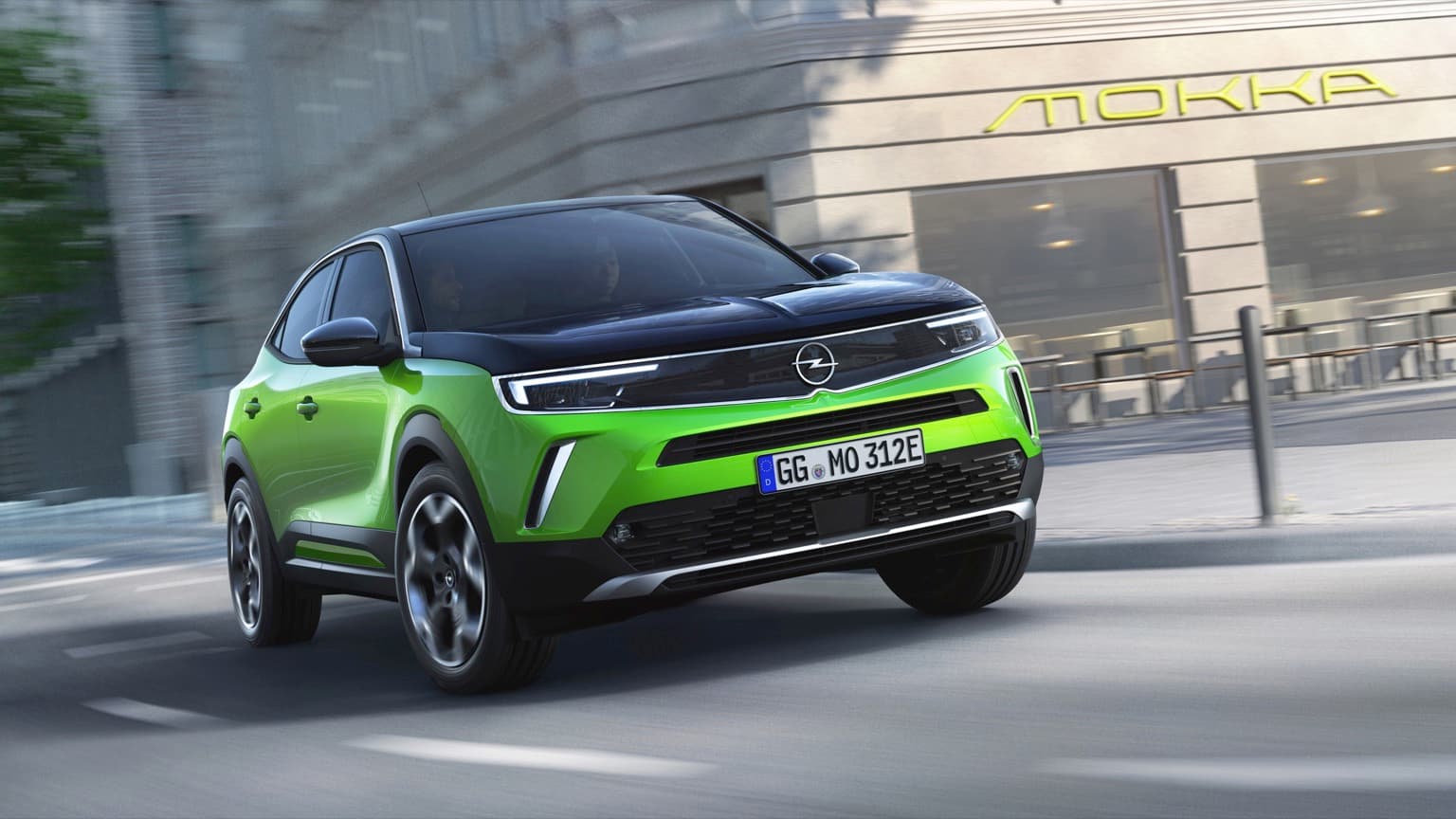 une voiture verte et noire dans une rue