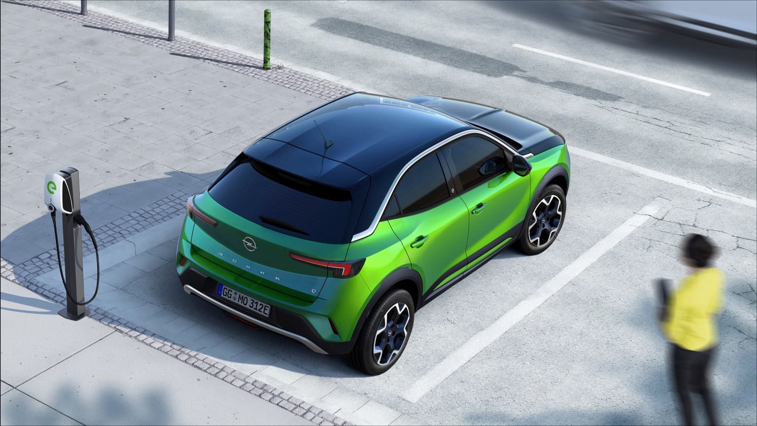 une voiture verte et noire garée dans une rue