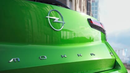 à l'arrière d'une voiture verte
