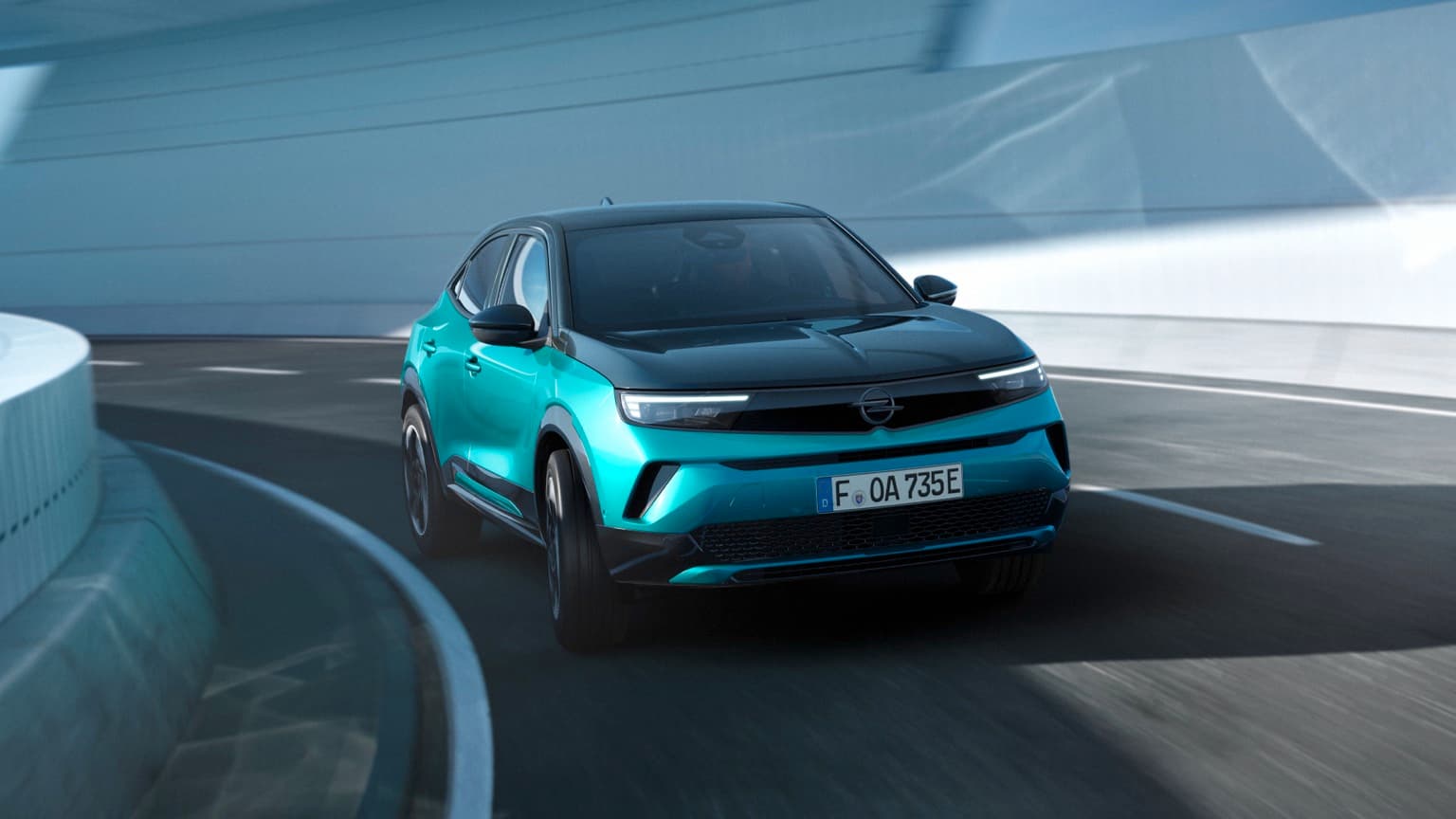 une voiture bleue roulant sur une route
