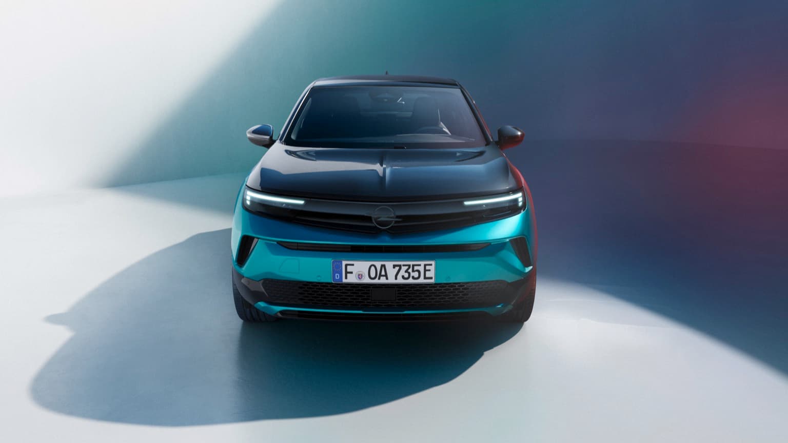 une voiture bleue et noire