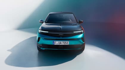 une voiture bleue et noire