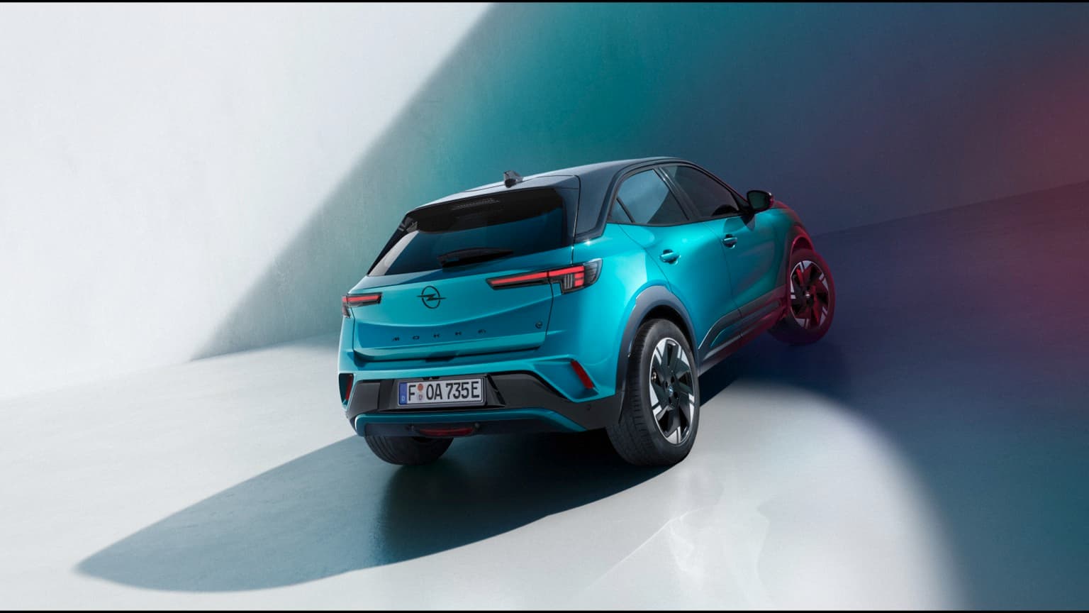 une voiture bleue garée dans une pièce