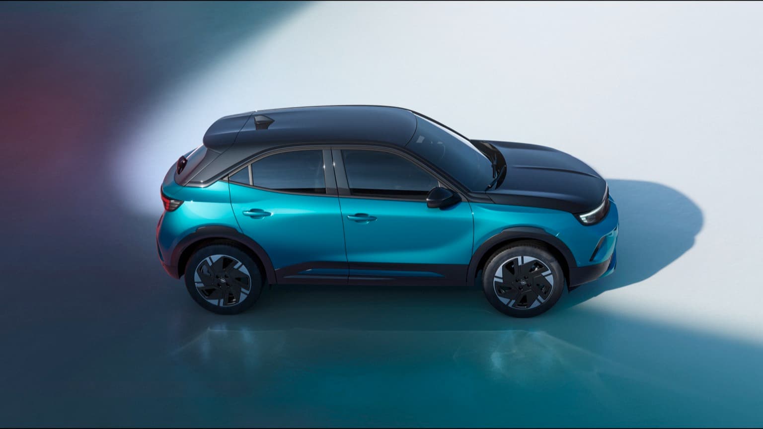 une voiture bleue et noire