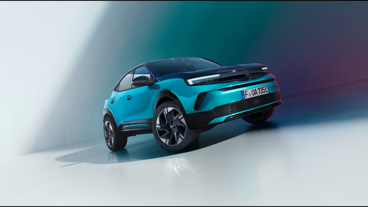 une voiture bleue garée dans une pièce