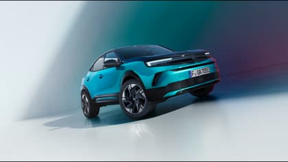 une voiture bleue garée dans une pièce