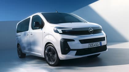 une camionnette blanche garée sur une route