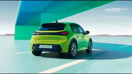 une voiture verte sur une route
