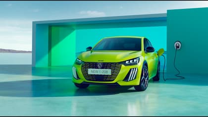 une voiture verte garée dans un garage