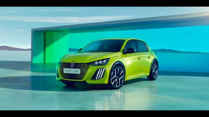 une voiture verte garée sur du béton