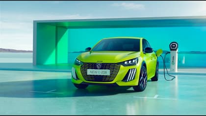 une voiture verte garée dans un parking