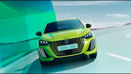 une voiture verte garée sur une route