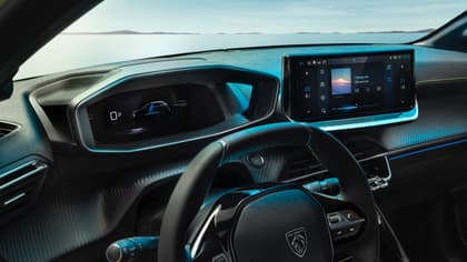 l'intérieur d'une voiture avec un volant et un tableau de bord