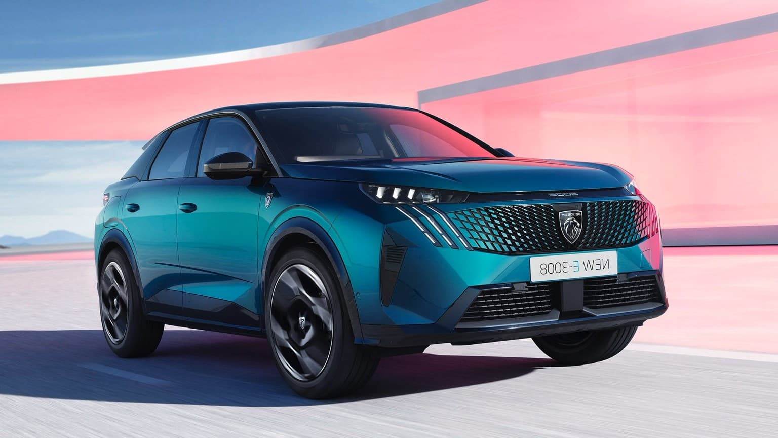 une voiture bleue sur une route