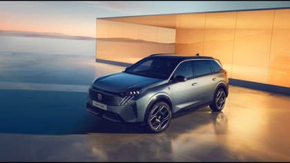 une voiture garée devant un bâtiment