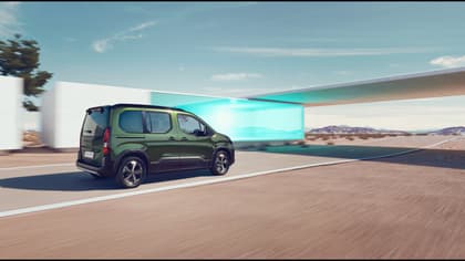 une camionnette verte sur une route