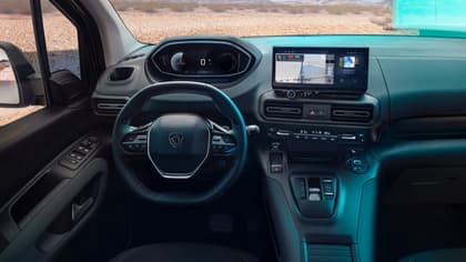 l'intérieur d'une voiture avec un volant et un tableau de bord