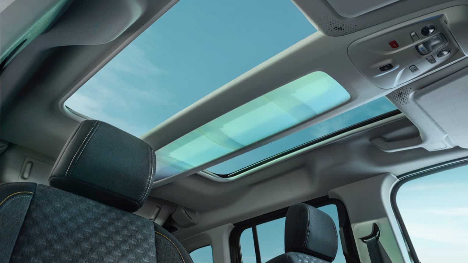 l'intérieur d'une voiture avec un toit ouvrant