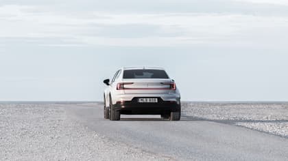 une voiture sur une route