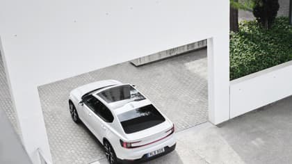 une voiture blanche garée dans une allée