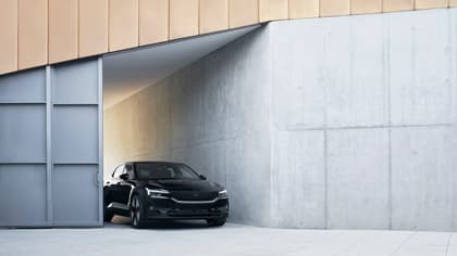 une voiture noire garée dans un garage